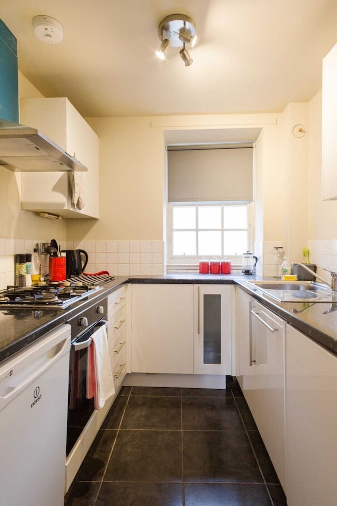 Modern Studio Apartment on Royal Mile Great for Castle view 5