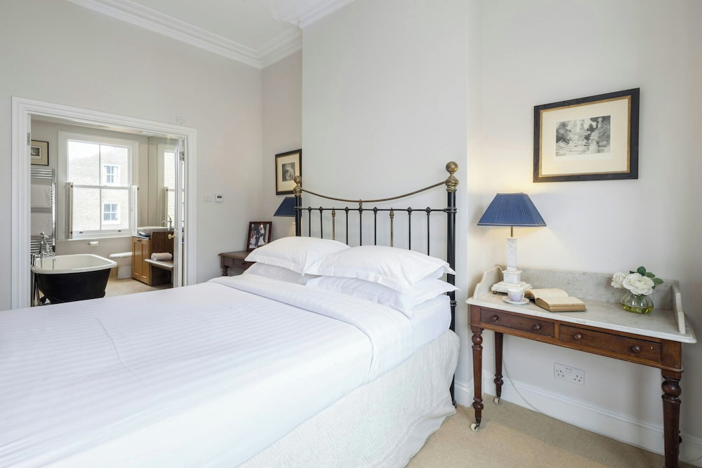 Winchendon Road by Onefinestay