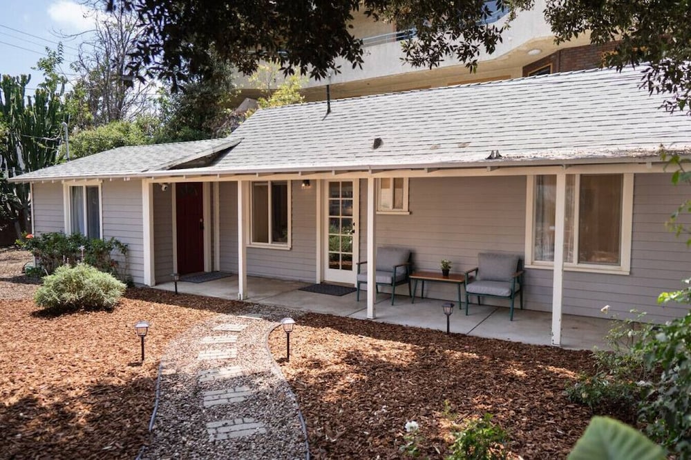 Updated 1BR House in Glendale With Private Fenced Yard p55