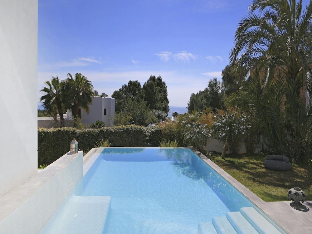 Holiday Home With Manicured Gardens