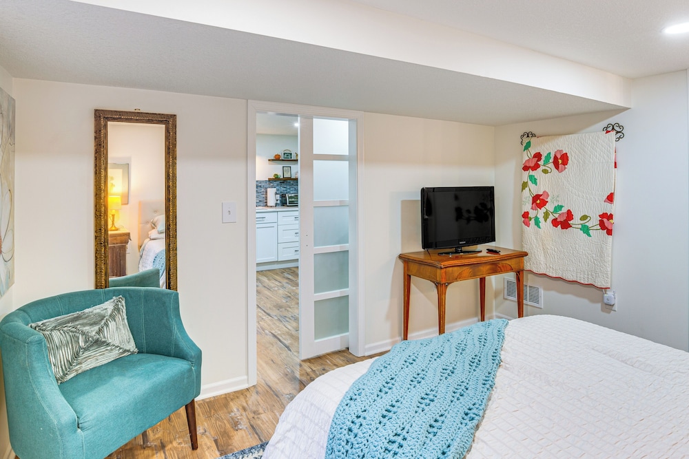 6 Mi to Cpkc Stadium: Convenient Kansas City Apt