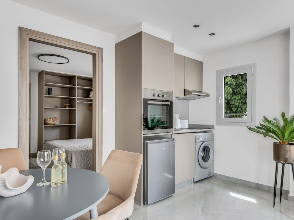 Sanders Crystal - Petite 2-bdr Apt w Terrace