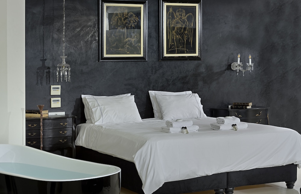 Alto Psyrri Penthouse by K&K