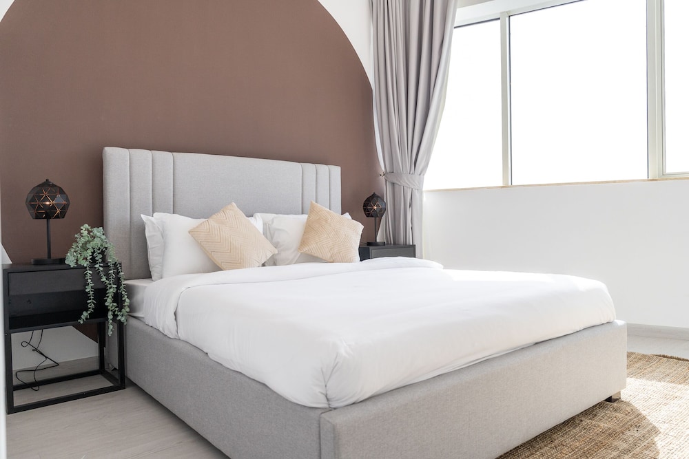 Dubai Marina - Stunning Huge 4 Bedroom Apts Near JBR - Gym - Pool - Parking by Sojo Stay