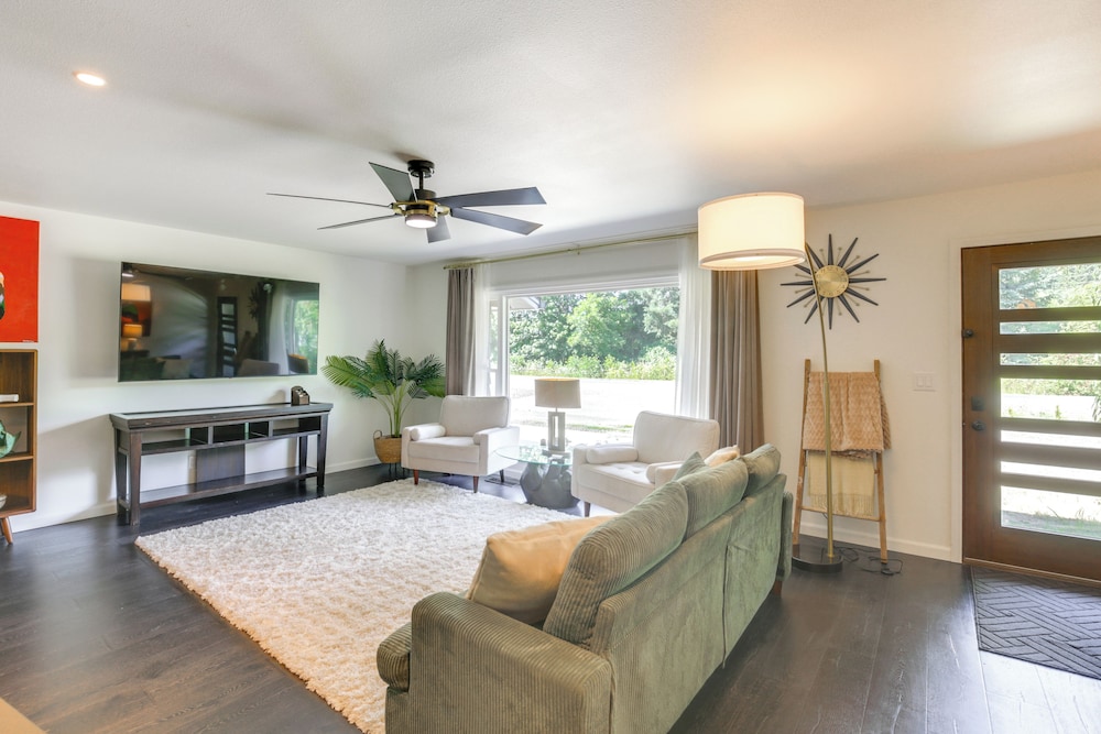 Modern Creekside Retreat 1 Mi to Spirit Mtn Casino