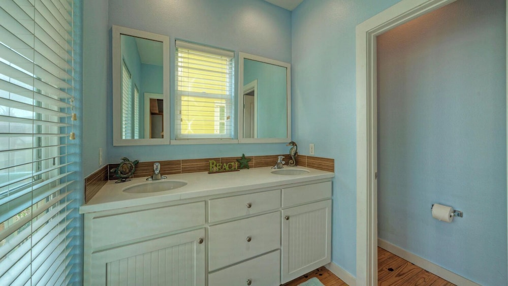 Walk to the Beach Ocean Views, Balcony Dining & Open Living Beachview 54 by Avantstay