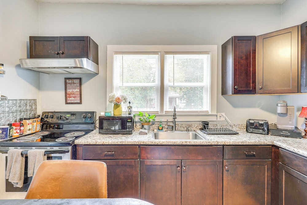 1 Mi to Dtwn Wilmington: Quiet Cottage w/ Deck
