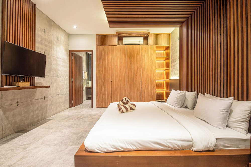 Modern 4BR Canggu Retreat Just 8mins to the Beach