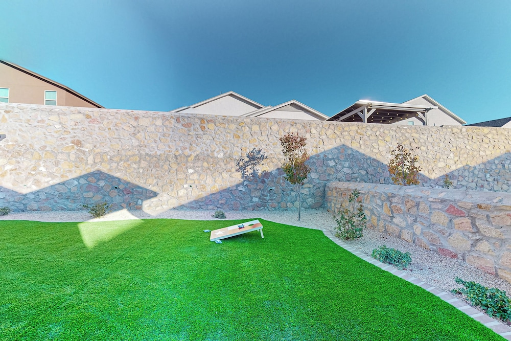 4BR w/ Private Yard, Outdoor Games, Grill, & W & D