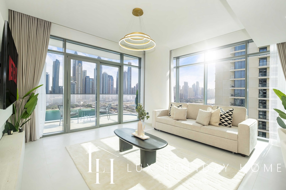 LUX The Marina Vista Beachfront Suite