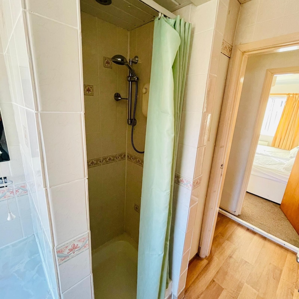 Lyndene Holiday Apartments