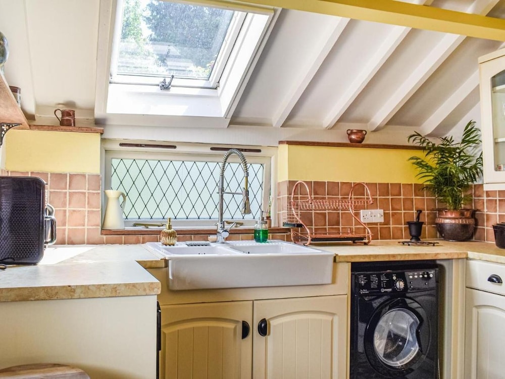 Local Pubs, Walking Routes, Cottage w Parking