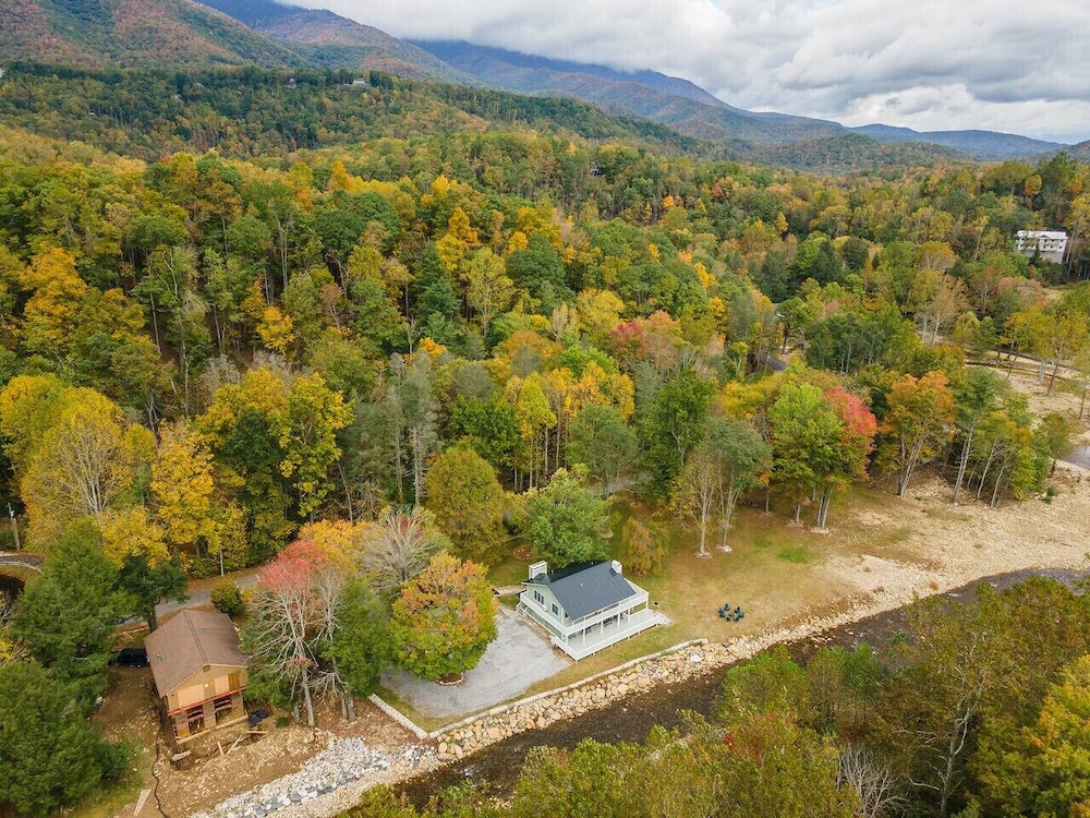 Riverside Bliss Mountain Views Cozy Fires