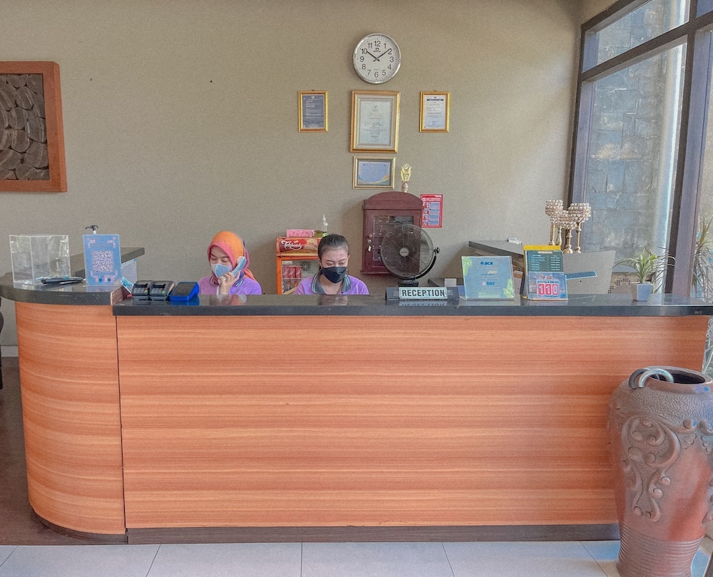Lobby & Reception