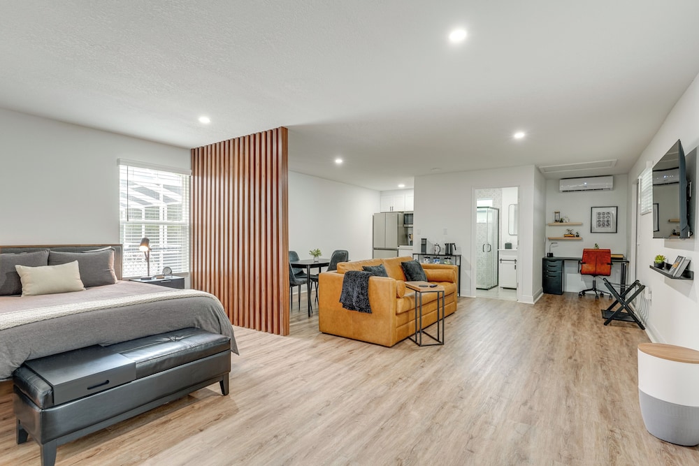 Stylish Lakeland Studio w/ Workspace