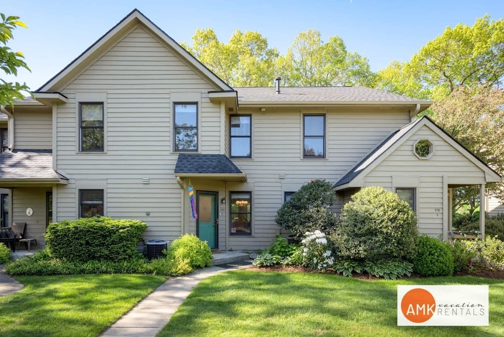 Charming Bayview - Downtown Condo With Pool