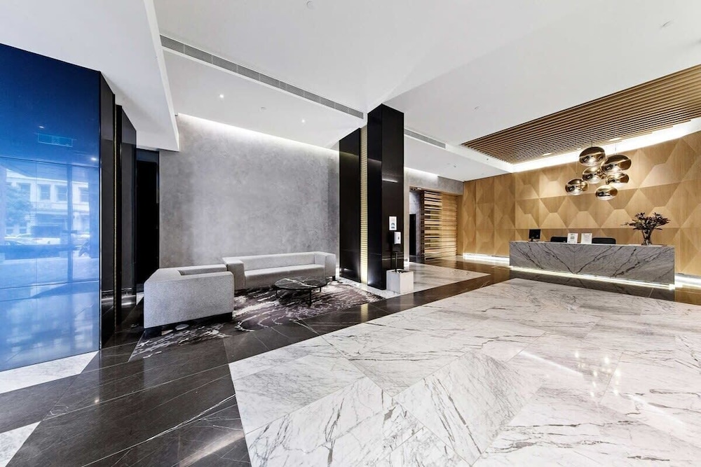 Stylish & Modern 2BR Apt Near Victoria Market