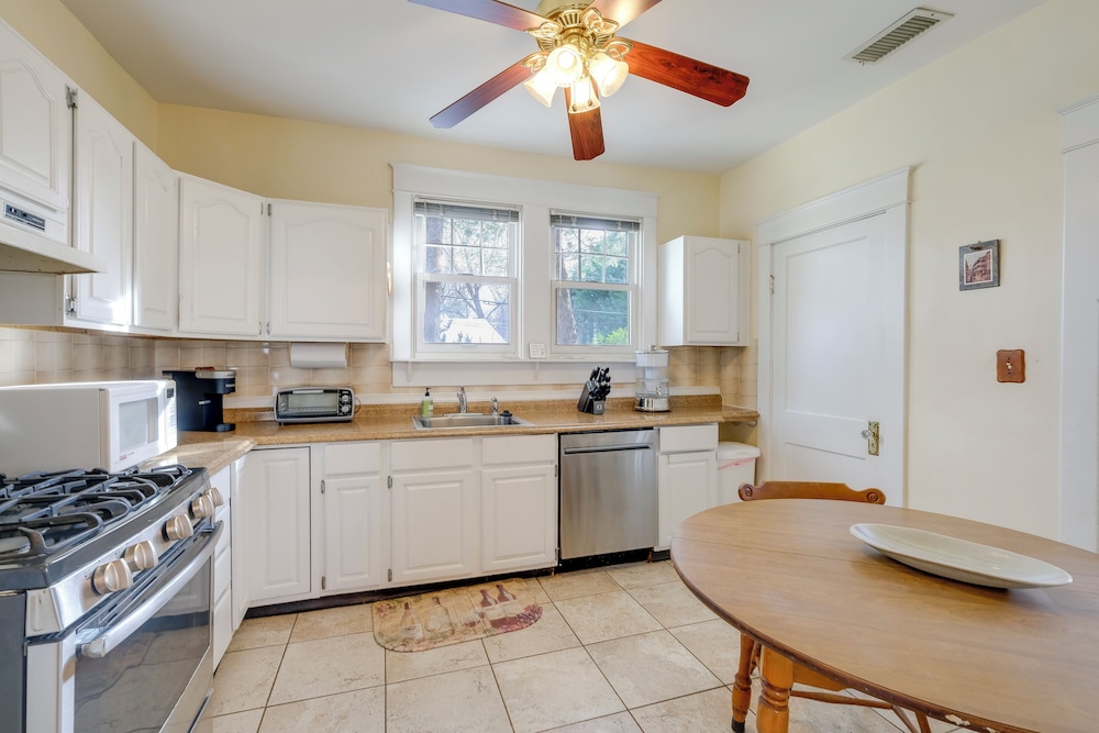 1 Mi to East Falls Station: Home w/ Office!