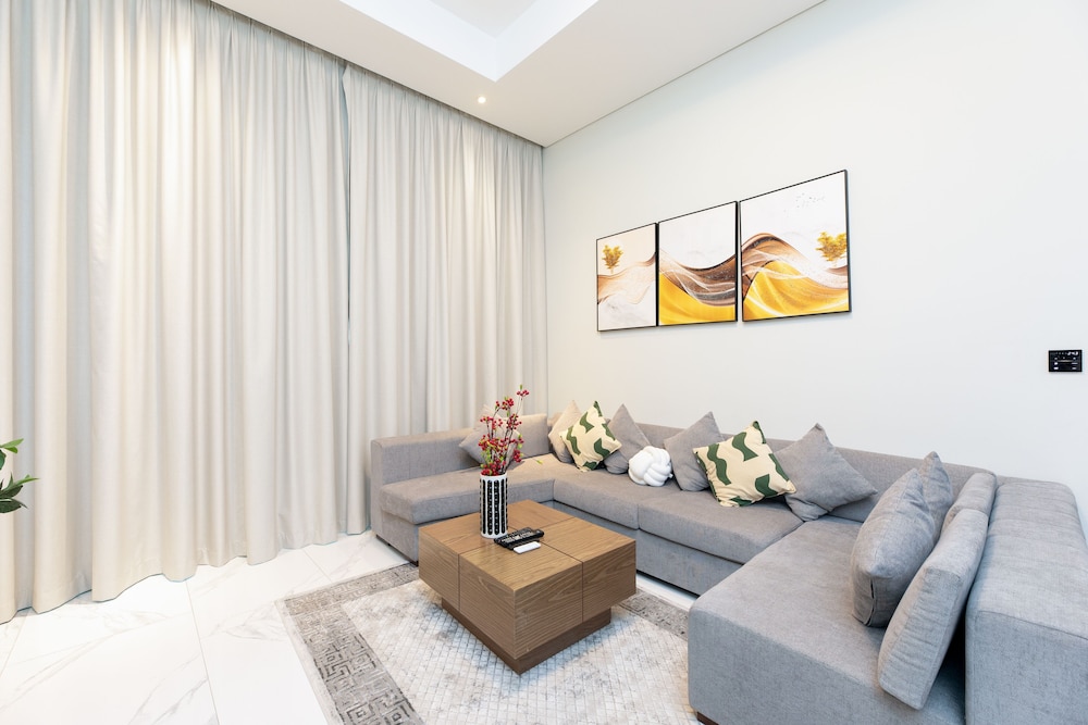 SIMPLY COMFORT Urban Chic Suites in J One Tower City & Canal Views