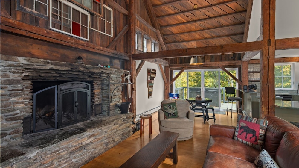 Mad House Rentals 10 Bedroom Lodge by RedAwning view 3