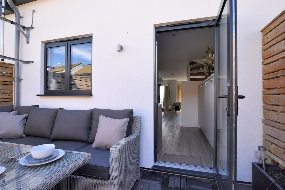 3 Grove Mews