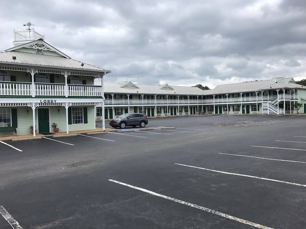 Deluxe Inn And Suites