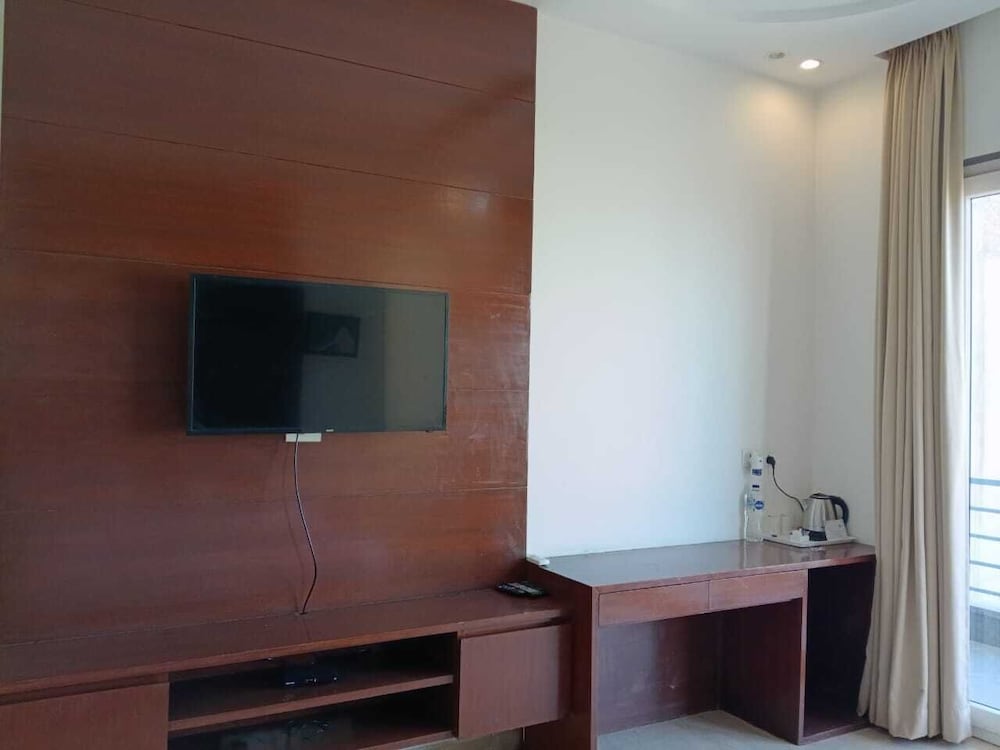 Hotel Florence and Banquets By Elite Sol