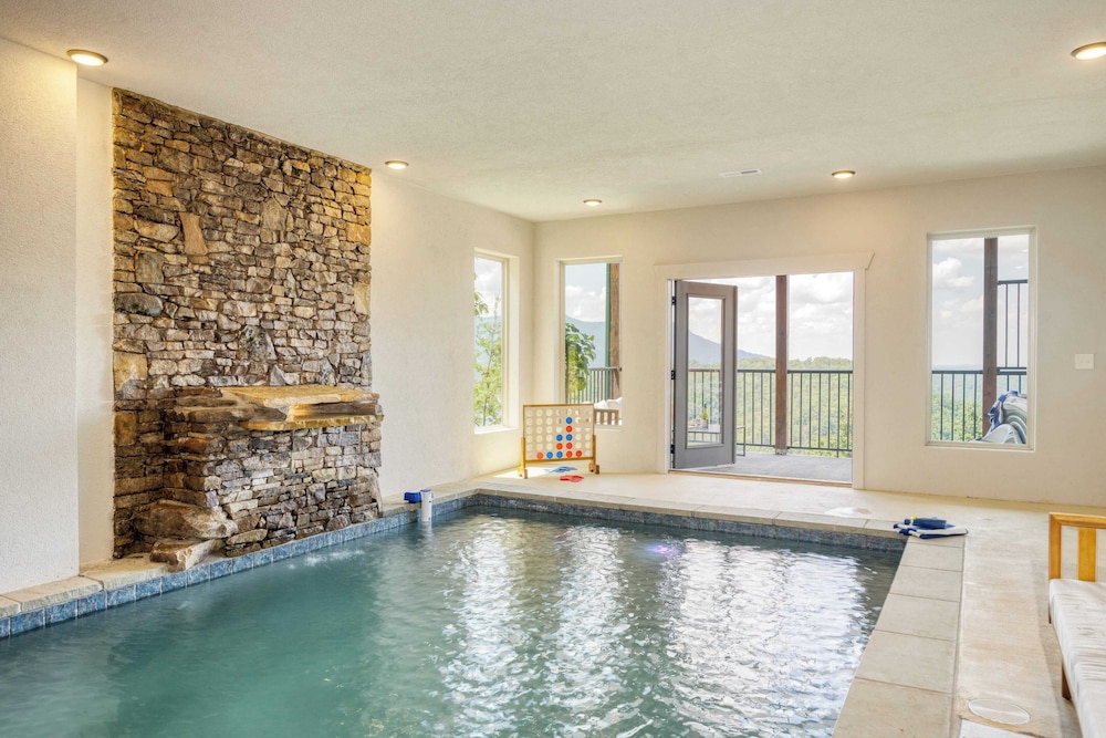 2 Homes Firefly Trail Way by Avantstay Sleeps 28, Indoor Pool + Hot Tub + Movie Theater & Game Room