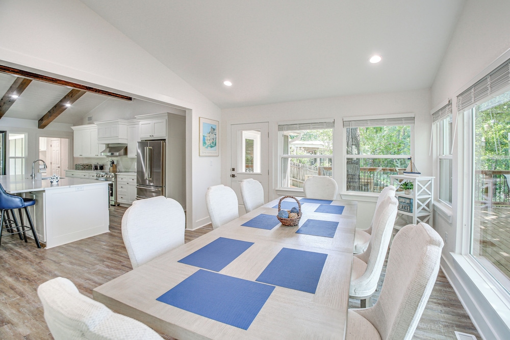 Lake Hamilton Views: Hot Springs Family Home!