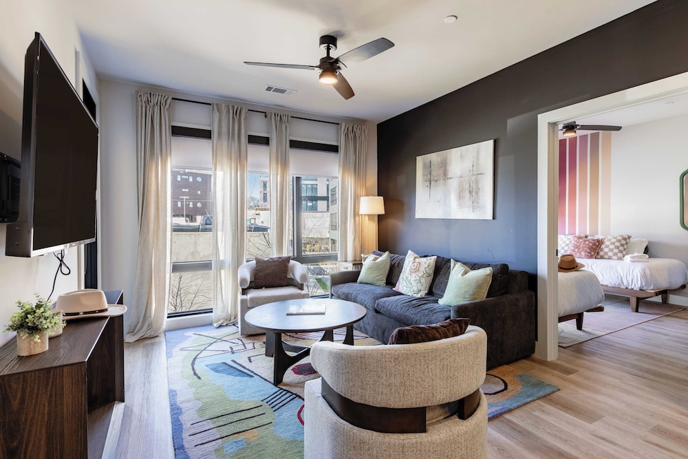 Sleeps 24 4 Modern Midtown Apartments w/ Gym + Pool Walkable to Shops & Eats