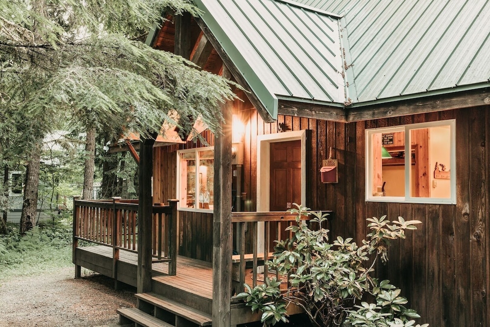 32mbr - Bbq - Pets Ok - Wood Stove - Sleeps 7 3 Bedroom Home by RedAwning