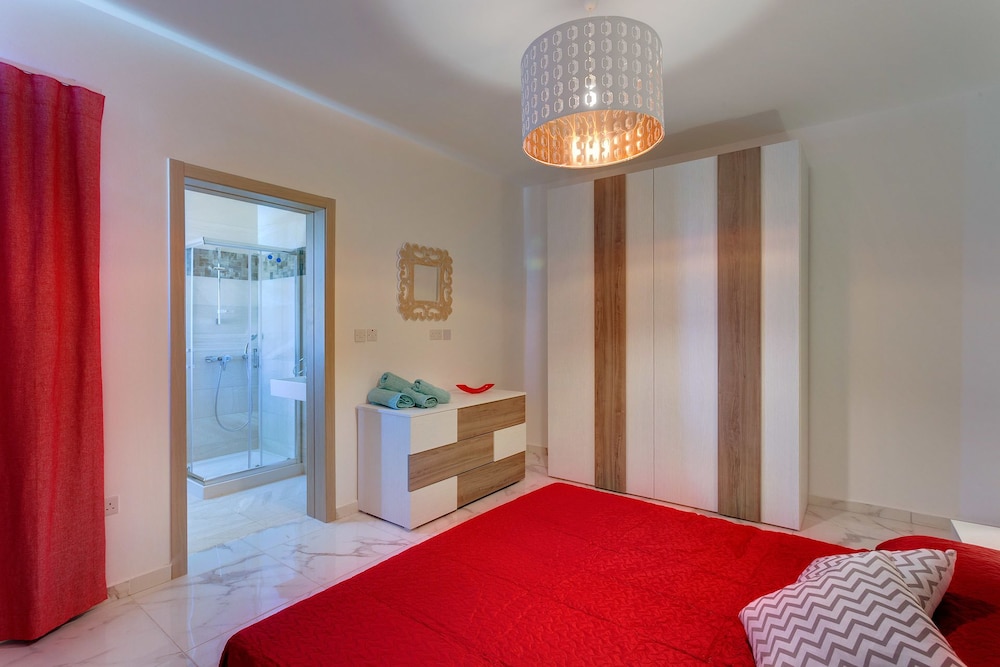 Marvellous 2 Bedroom Apartment by the Sea photo 2