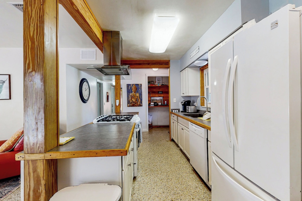 3BR Dog-friendly Home w/ Pool, Fireplace, W/d, A/C