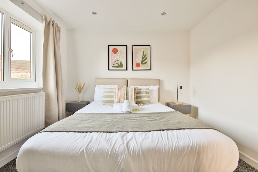 Bright & Airy 3-Bed with Parking view 2
