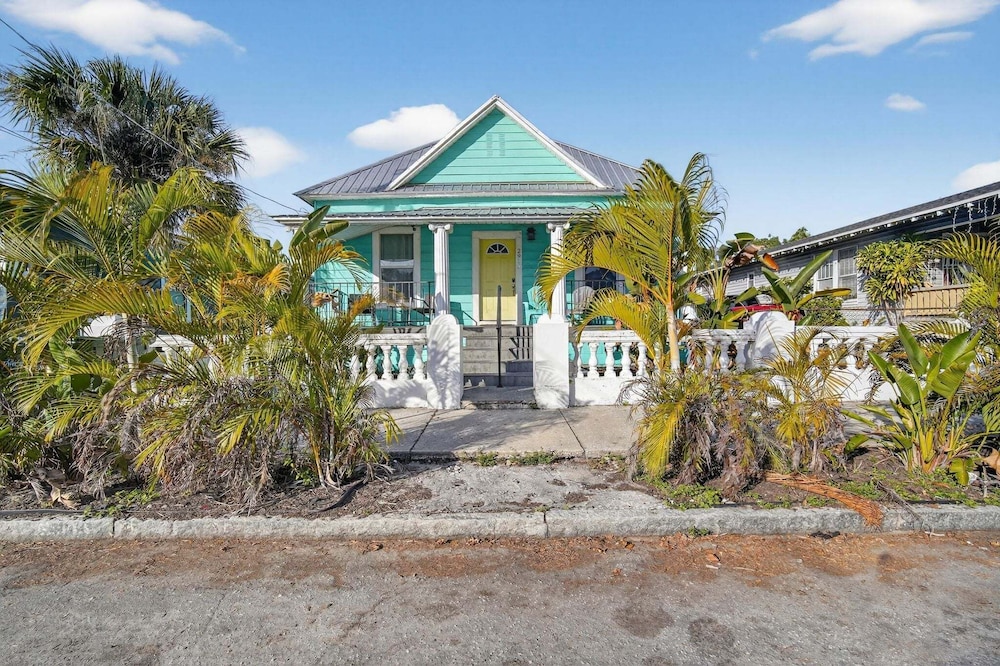 Modern Tampa Home Near Ybor And Downtown 3 Bedroom Home