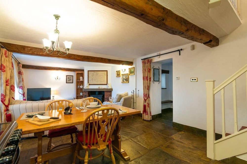 Beautiful Luxury Cottage on Lake Side, England view 4