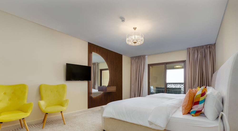 Massive 2 Bedroom with Palm View Balqis