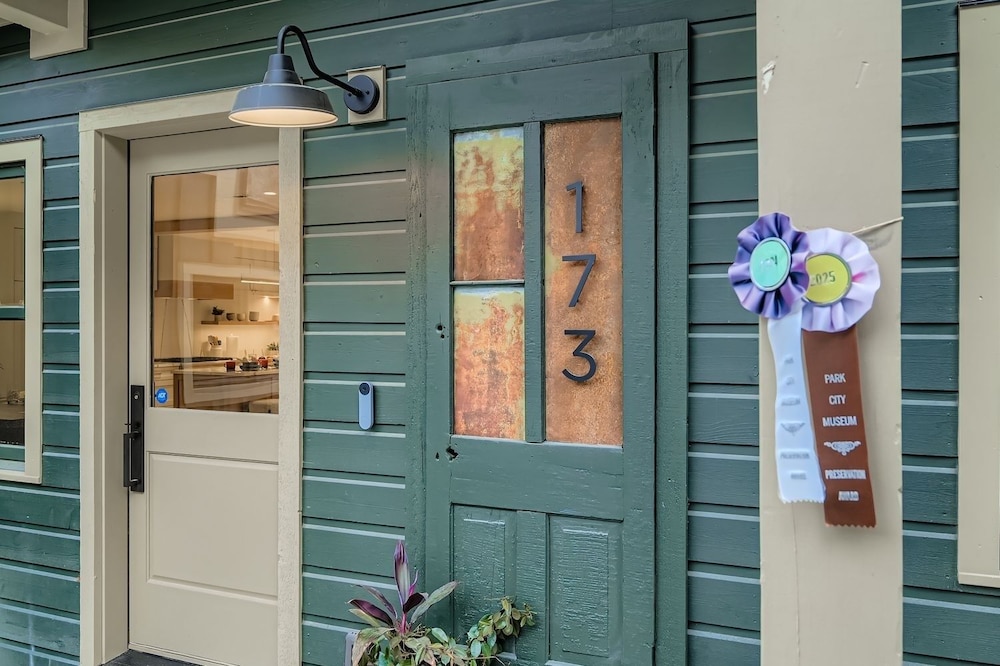 Old Town Luxe Retreat-walk To Main. Hottub-casita 173 4 Bedroom Home