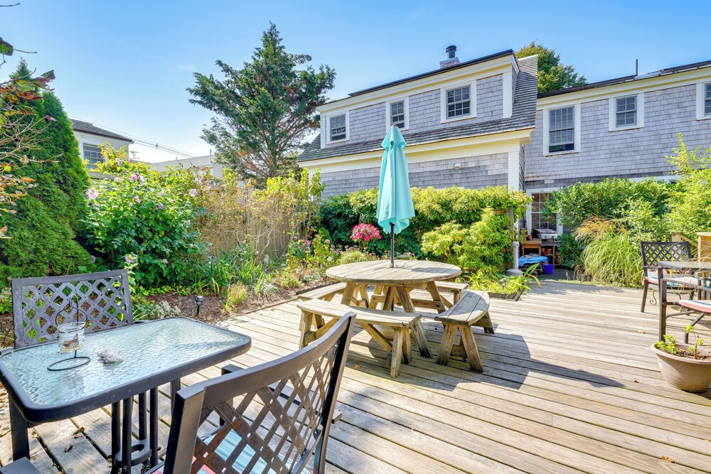 Walk to Beach: Charming Condo in Provincetown!