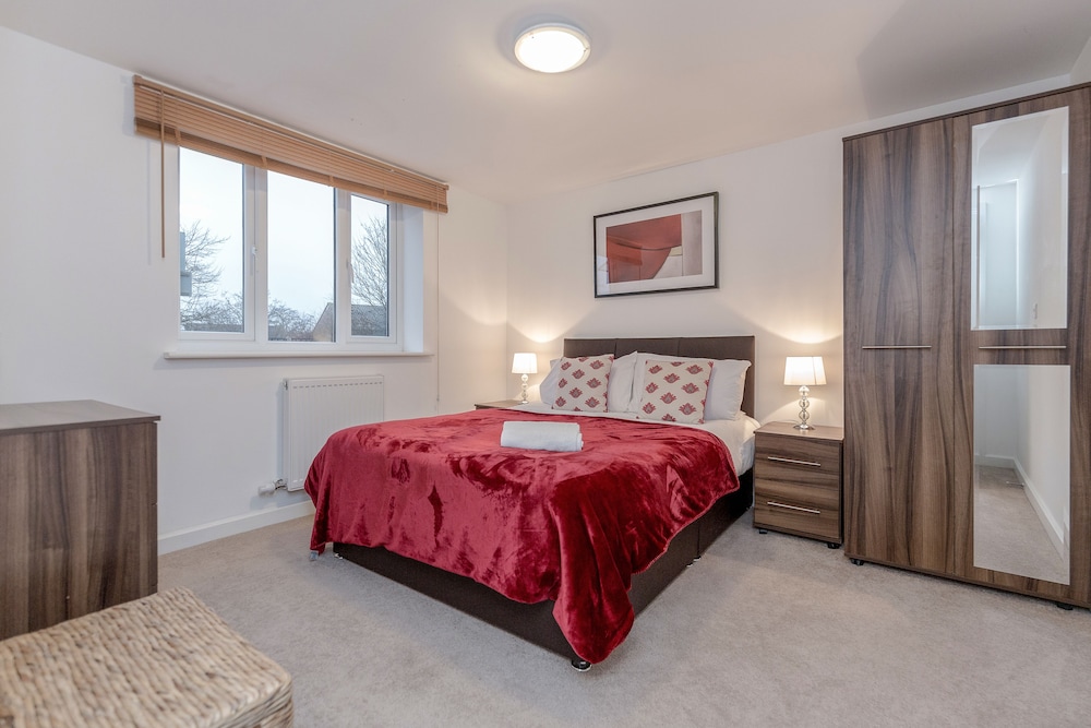 West Drayton Vacations - Royal Apartments - Property Image 1