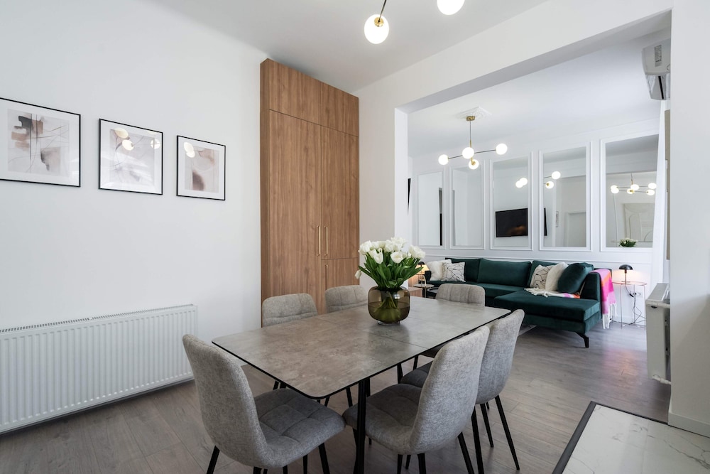 Contemporary Aparthotel 2-BR Flats Near Old Town, Quiet & Serene