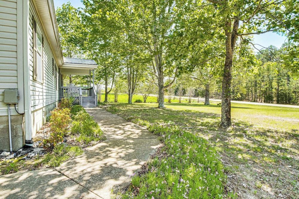 4 Mi to Norfork Lake: Country Stay w/ Farm Views!