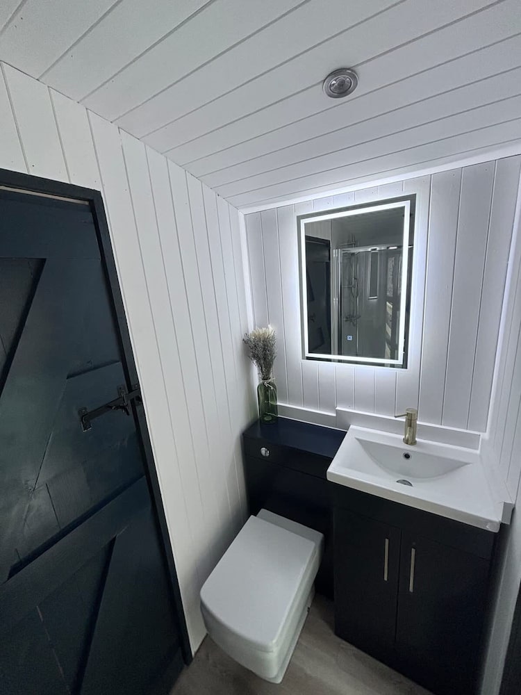 Shepherds Hut With Hot Tub