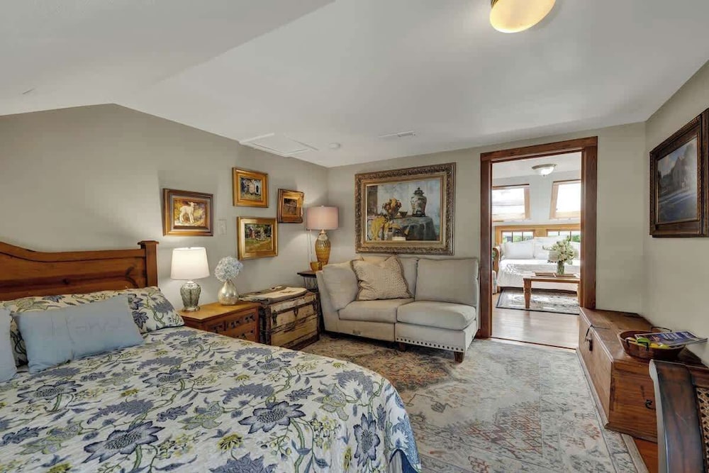 West Suite in Gillespie House -steps to Main Street!