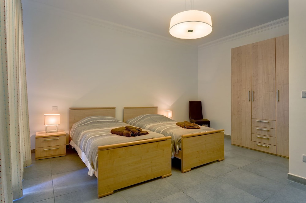 Seafront Lux Fort Cambridge wt Pool view 4