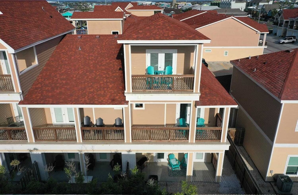 Sleeps 23, 2 Beachside Homes Resort Pool, Walk to the Beach, Balcony + Yard