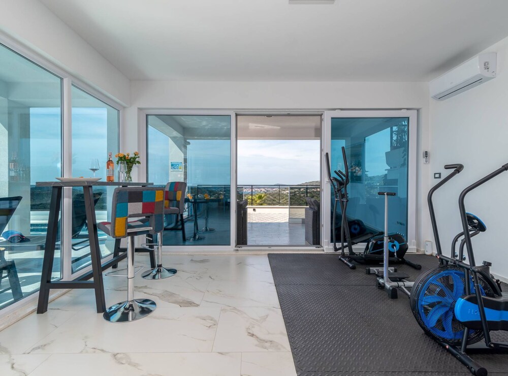 Luminous Infinity Villa With Pool and Gym