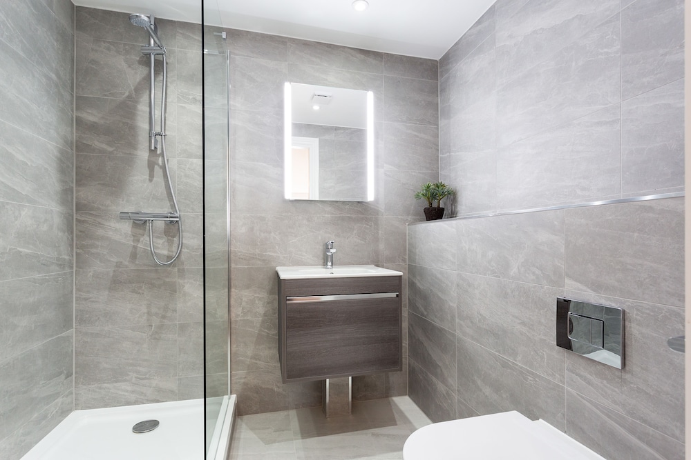 The Carlyle - Elegant Serviced Apartments