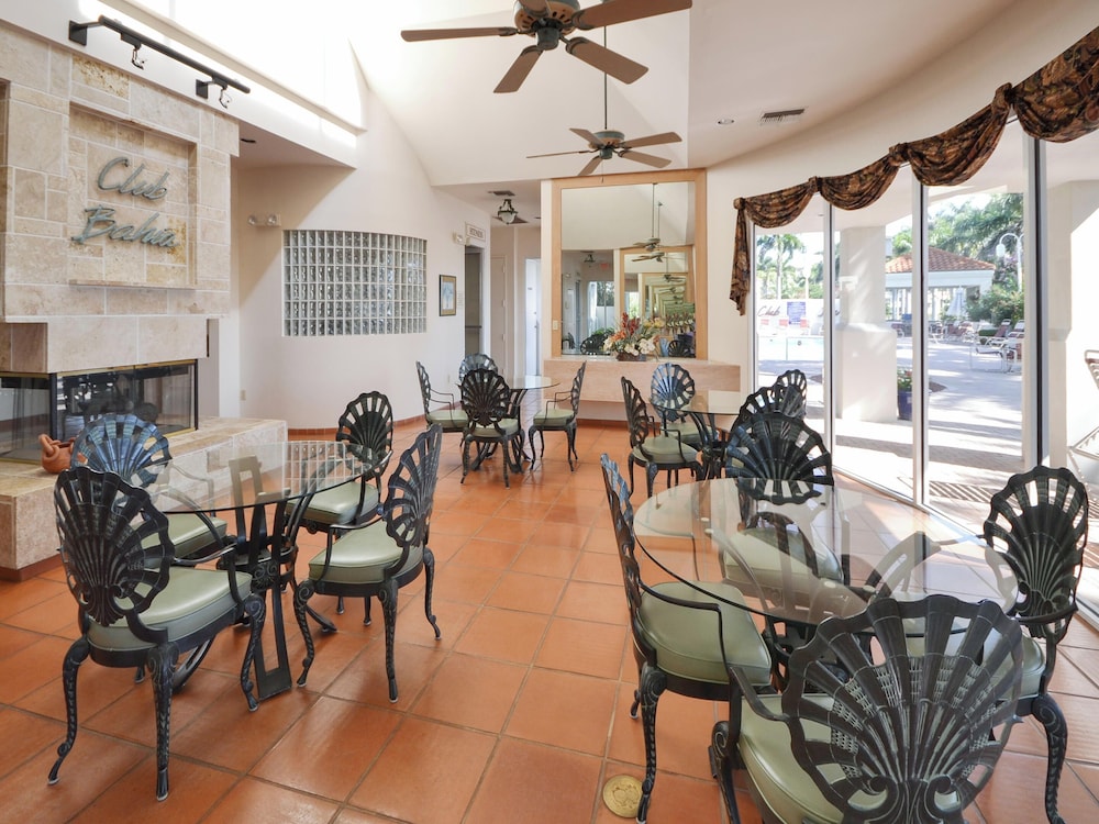 Bahia Vista 17-881 by Distinctive Beach Rentals