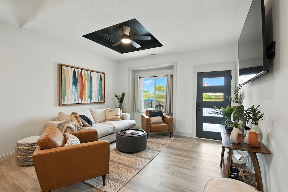 Brand New Cool Comfy Lawrence Retreat 3 Bedroom Duplex